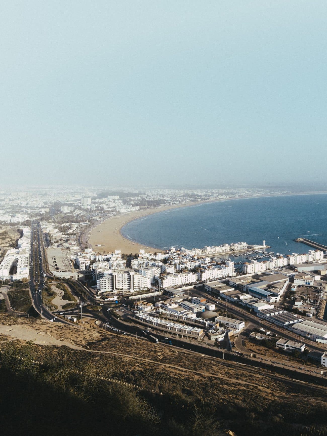 Vue aérienne de la baie d'Agadir et de son front de mer
