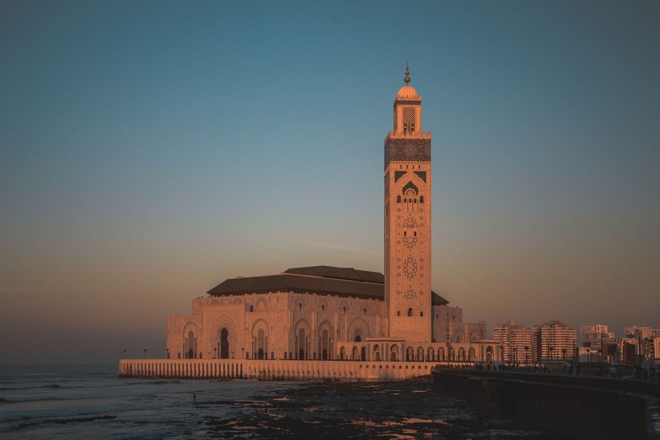 Mosquée Hassan II de Casablanca en bord d'Atlantique, lumière de fin de journée