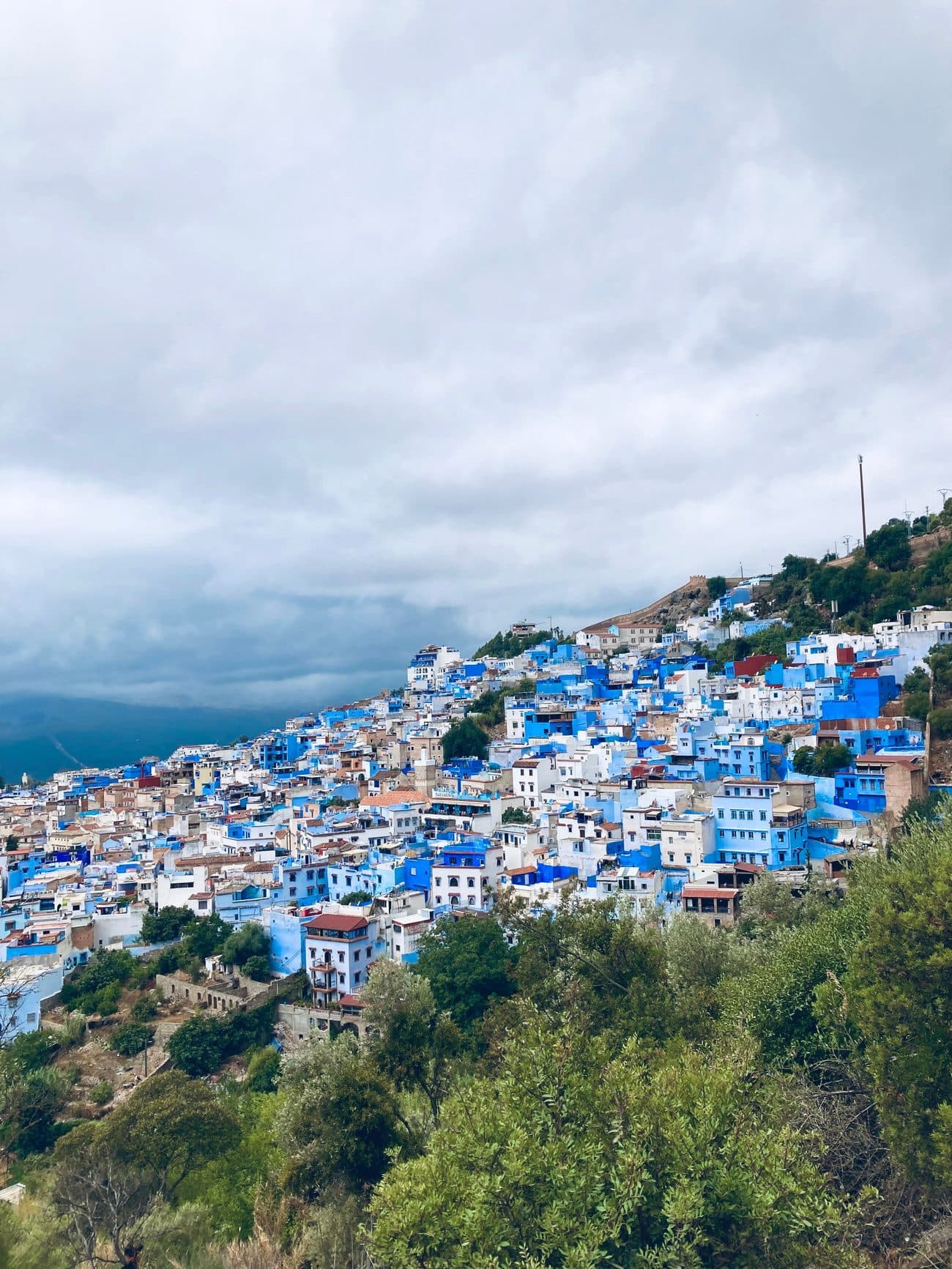 Maisons bleues de Chefchaouen étagées au pied des montagnes du Rif