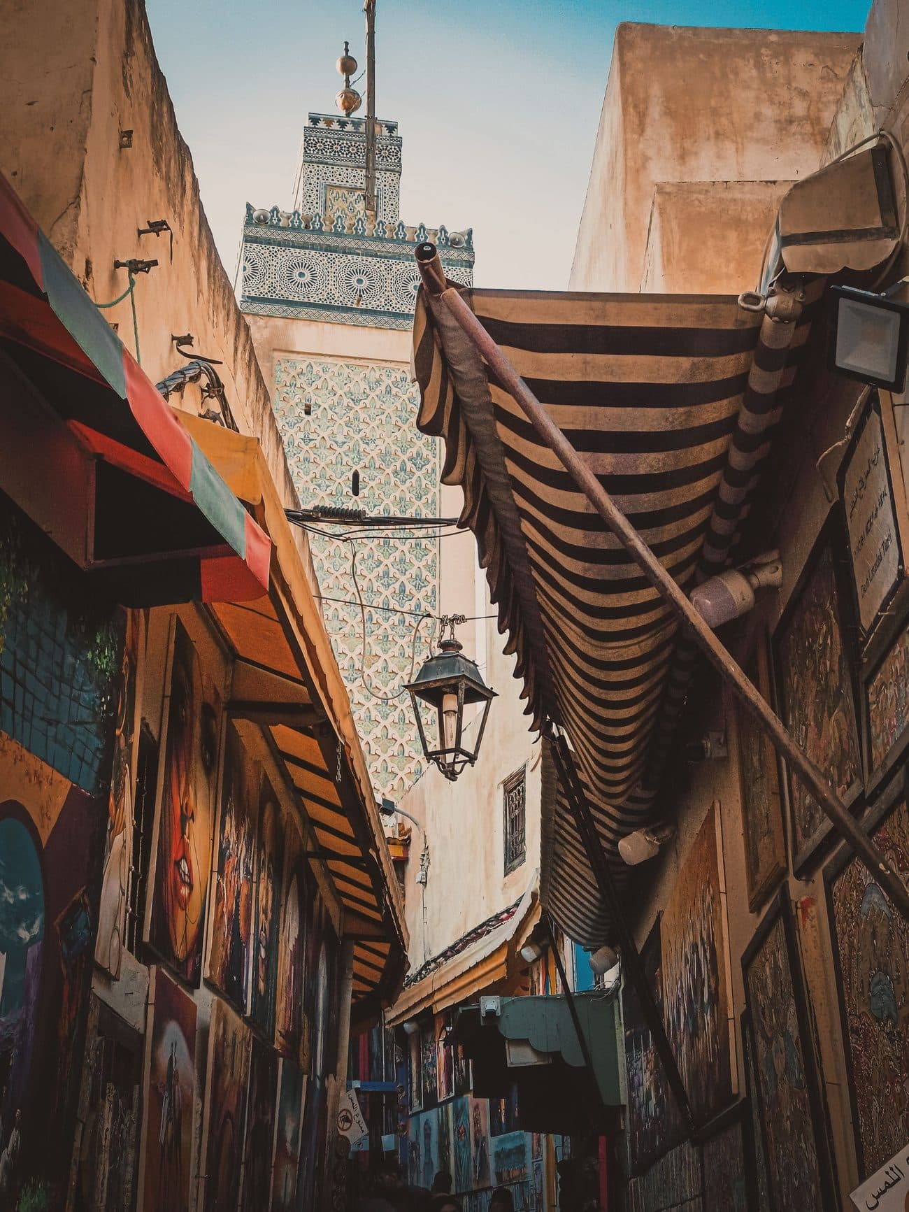 Ruelle couverte du souk de Fès menant vers un minaret