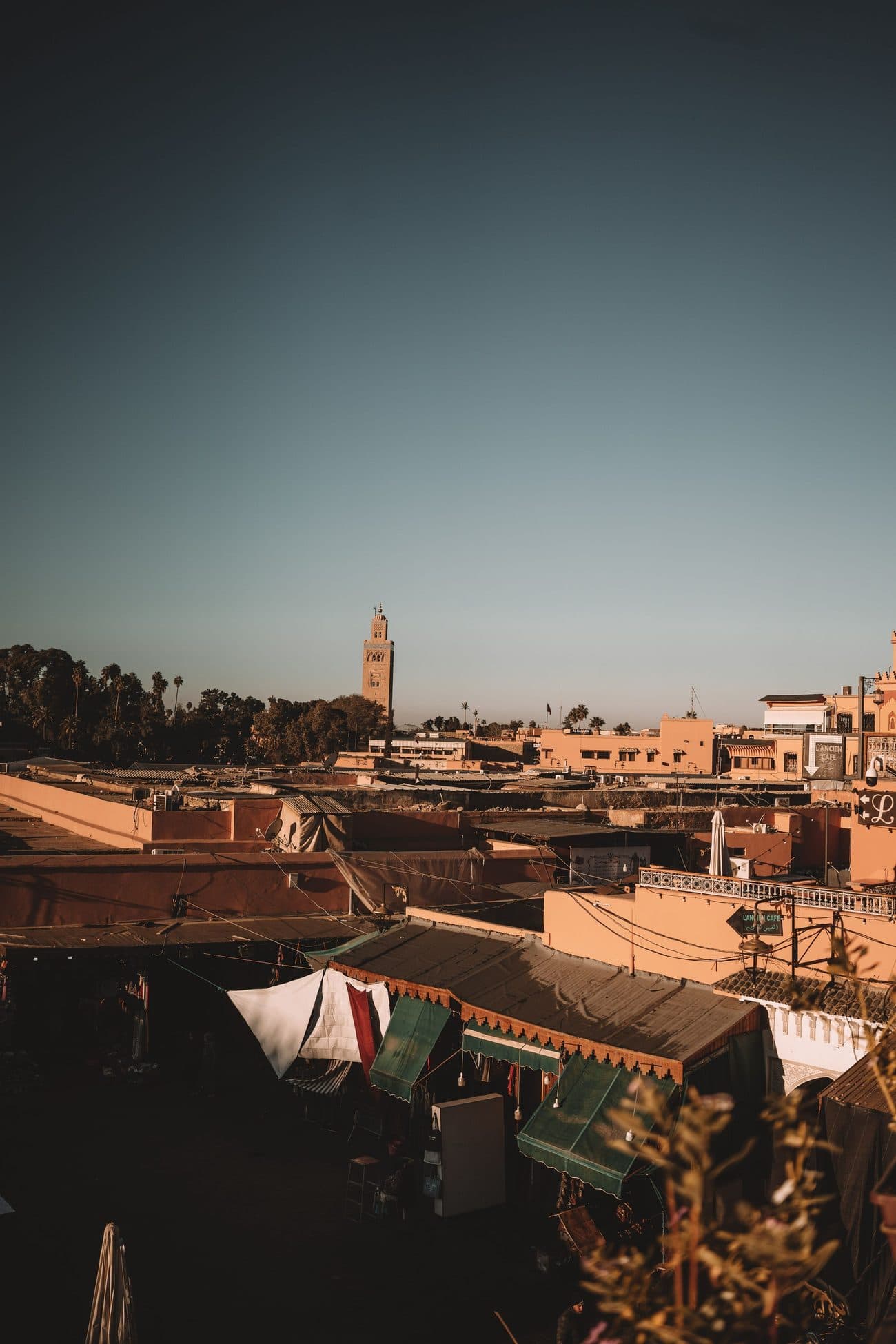 Minaret de la Koutoubia dominant les toits de la médina de Marrakech au crépuscule