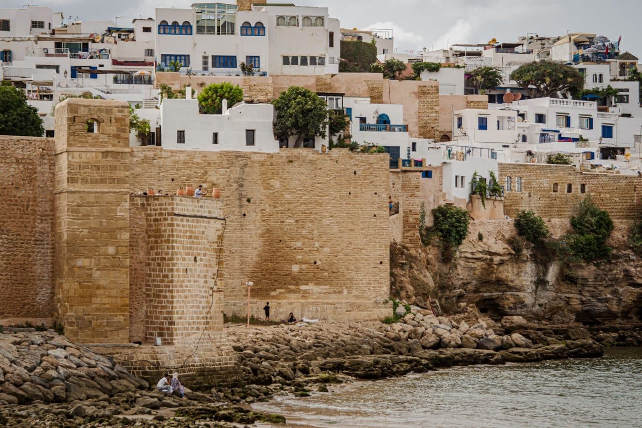 Maisons blanches et bleues de la kasbah des Oudayas dominant l'embouchure du Bou Regreg