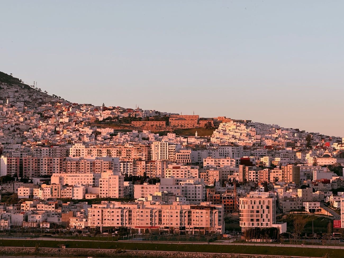 Tanger étagée à flanc de colline dans la lumière rose du couchant