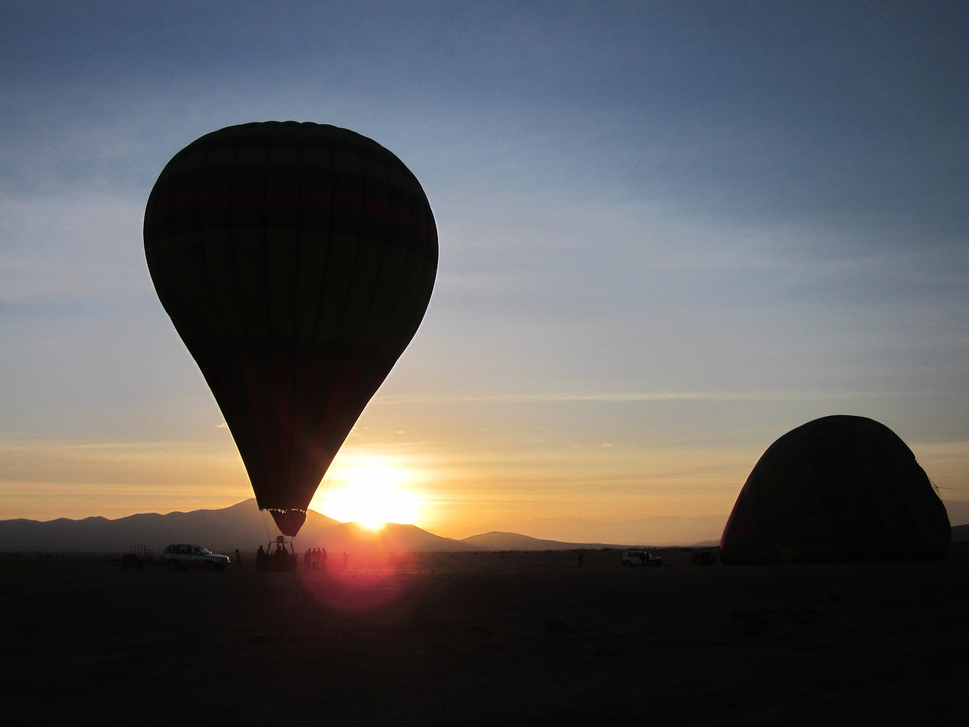 Montgolfière au lever du soleil dans la plaine de Marrakech