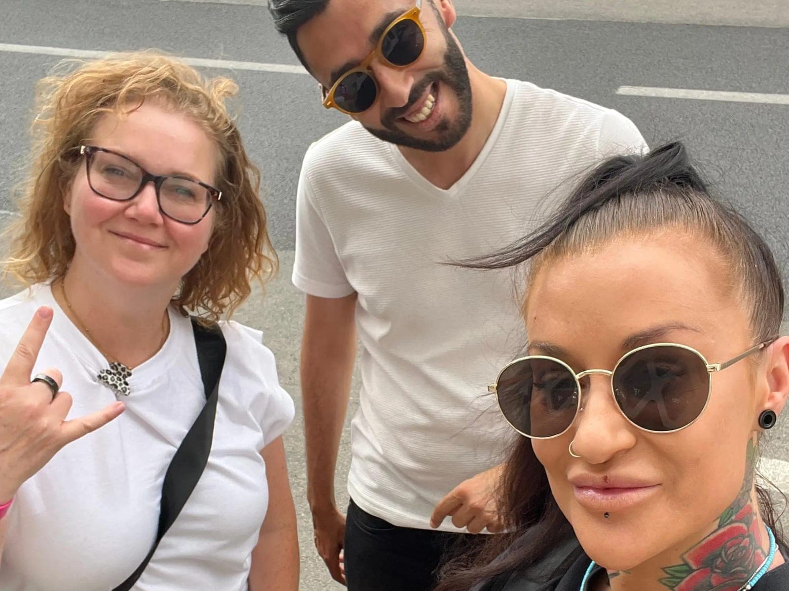 Deux clientes et leur chauffeur souriant à l'objectif, au point de rendez-vous en bord de route