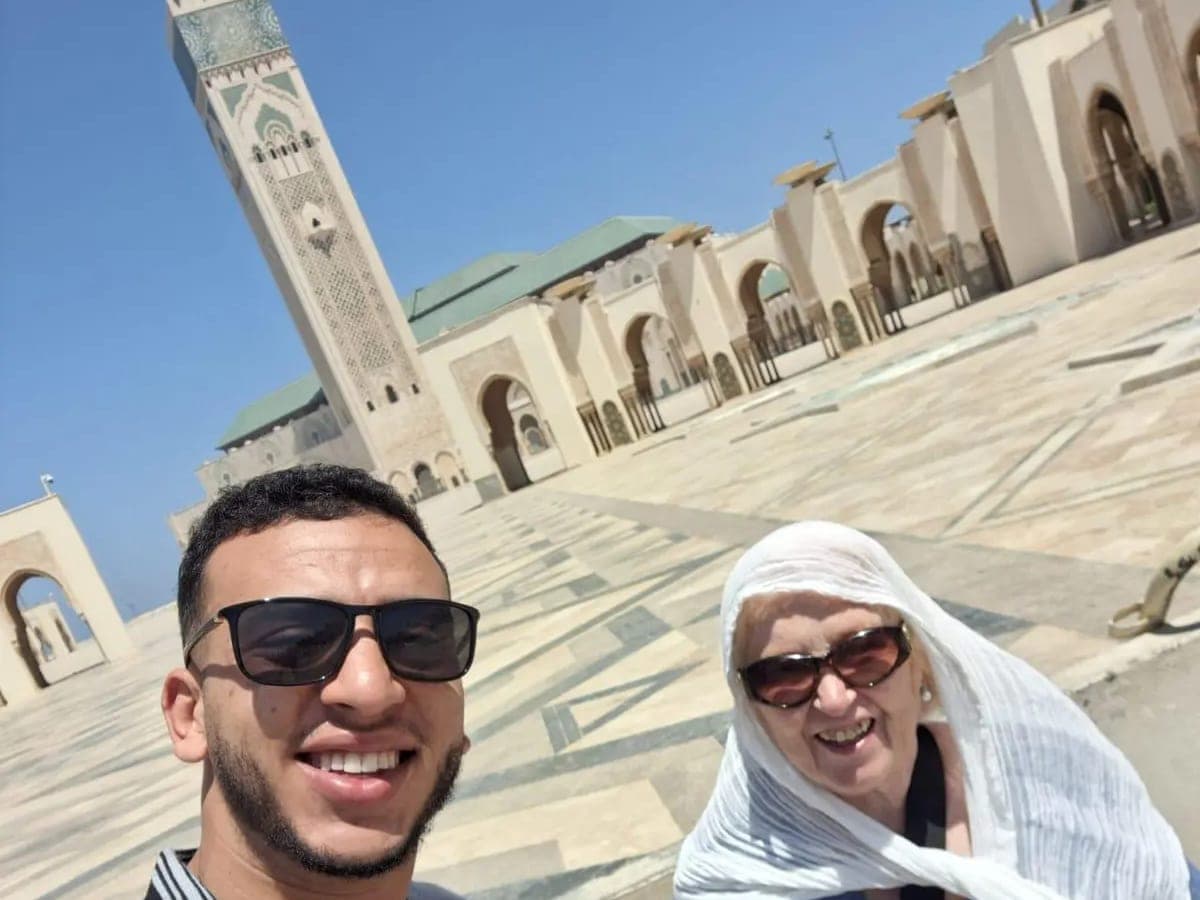 Chauffeur et cliente sur l'esplanade de la mosquée Hassan II à Casablanca